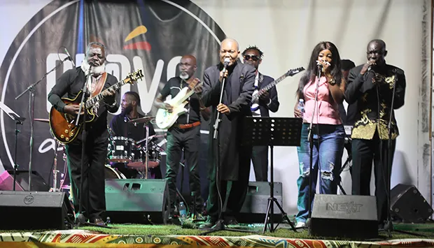 Orquestra Rumba KB exalta a voz e força rítmica feminina