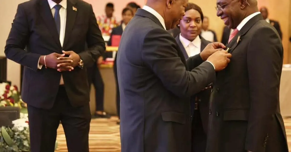 Ministro Téte António condecorado com Medalha Paz e Desenvolvimento