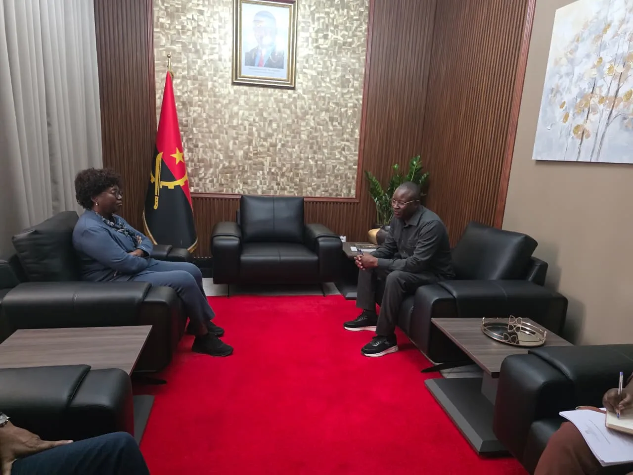 Ministra da Saúde avalia condições do sector no Moxico Leste