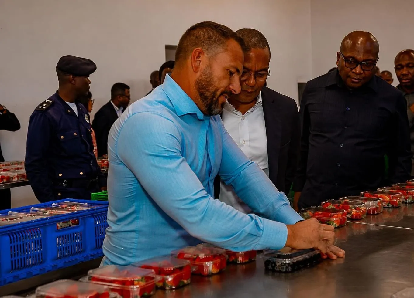 José de Lima Massano visita projecto de conservação de frutas na Huíla