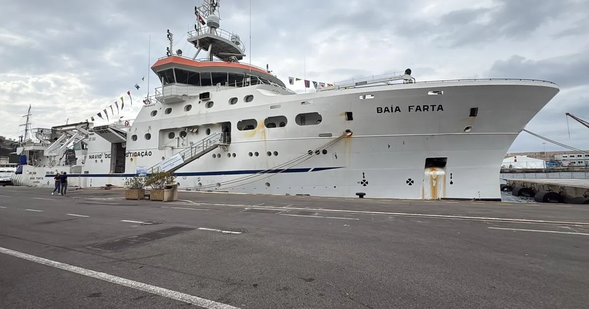 Navio angolano Baía Farta em solo francês para Conferência das Nações Unidas