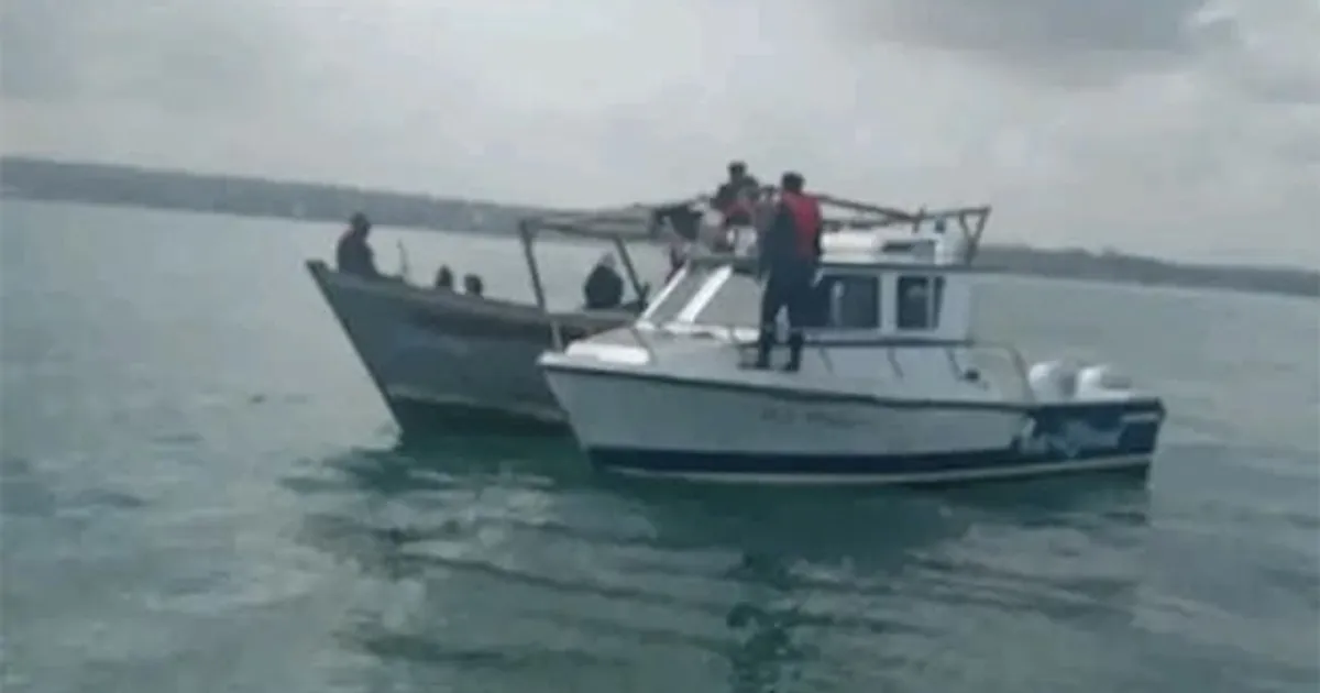 Seis marinheiros resgatados com vida após uma semana à deriva no mar do Namibe