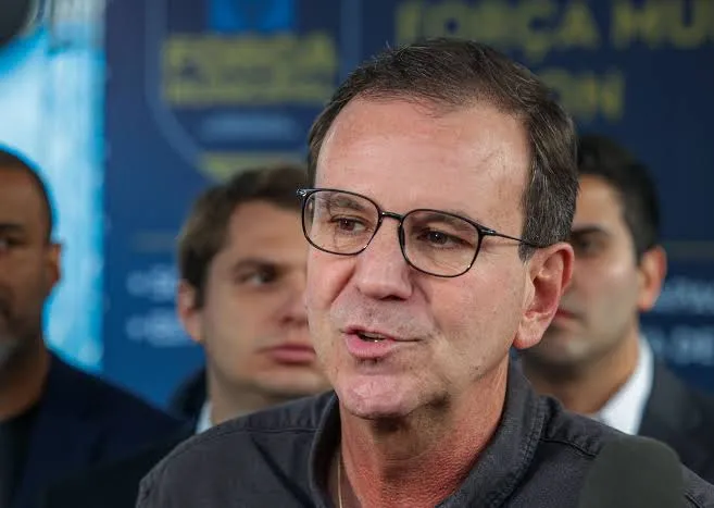 Eleições no Brasil: Candidato a governador Eduardo Paes vota no Rio de Janeiro