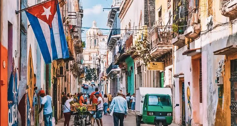 Cuba anuncia eliminação de 92 mil postos de trabalho públicos
