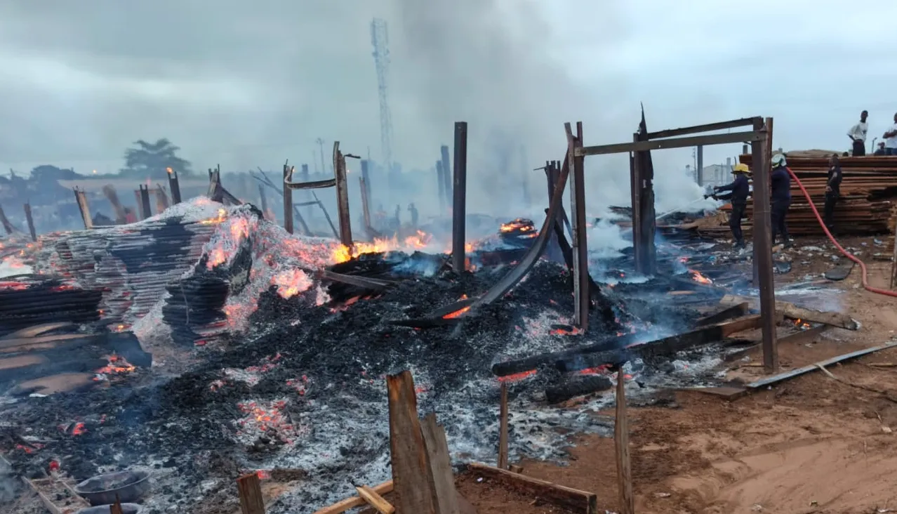 Incêndio no Mercado do Kikolo afecta mais de 700 comerciantes e 21 máquinas de serração em Cacuaco