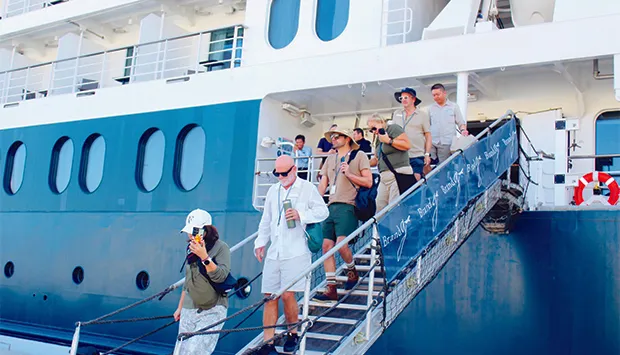 Navio de cruzeiro atraca com 116 turistas de várias nacionalidades