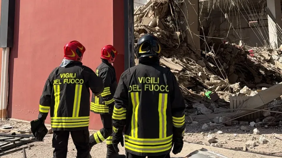 Itália: Colapso de edifício na Sicília faz feridos e pessoas por localizar