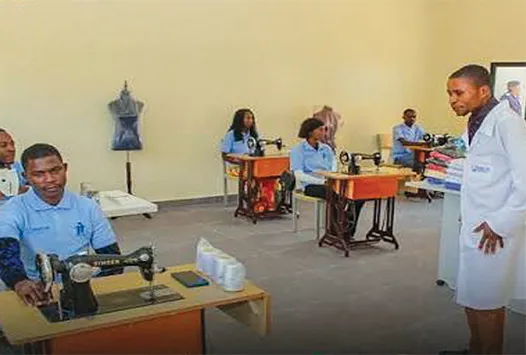 Jovens frequentam formação profissional