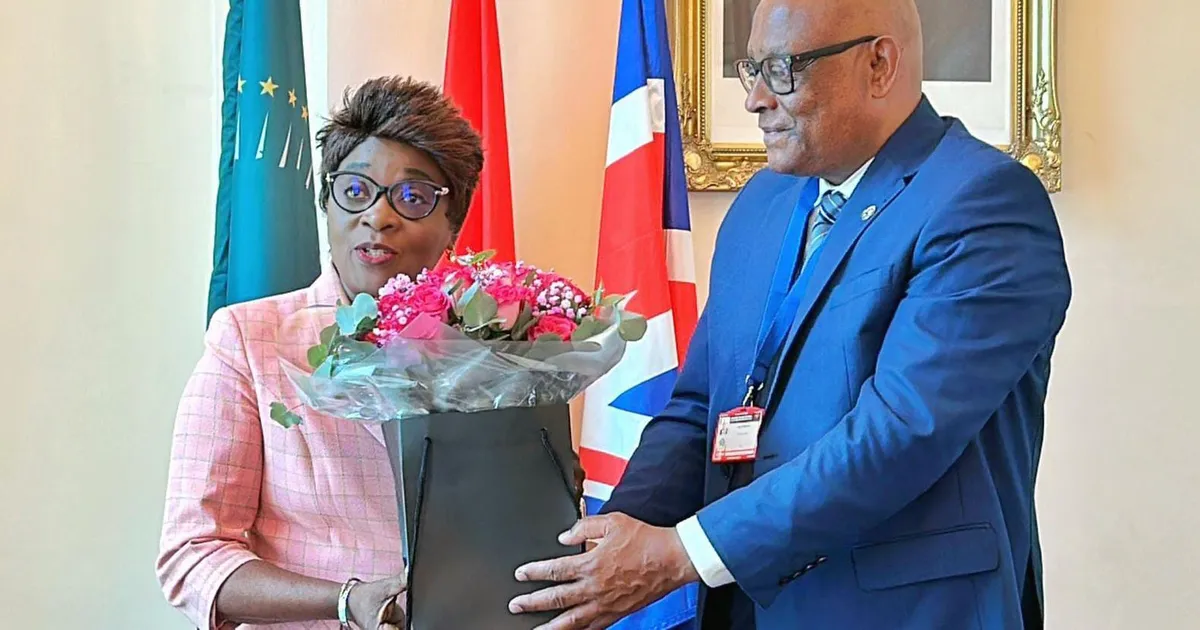 Embaixador José Patrício felicita apóstola Tina pelo Prémio de Excelência em Londres