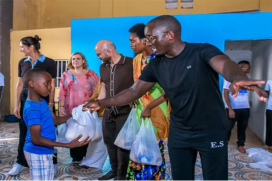 Acção solidaria leva bens alimentares as famílias do Rocha Pinto