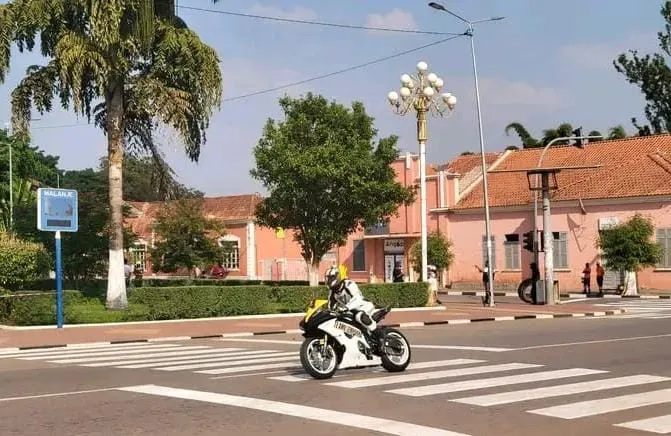 Prova de motociclismo anima festas de Calandula