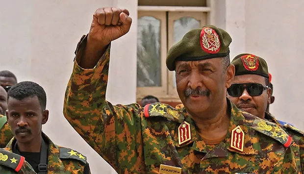 Líder da junta militar inspecciona Exército