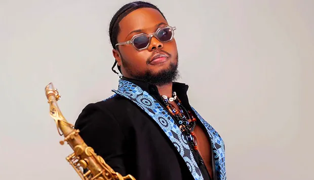 Sebastião Sax interpreta clássicos de Nanutu no palco do Memorial
