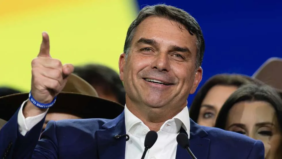 Eleições no Brasil: Flávio Bolsonaro lidera contagem com 51, 17 % dos votos