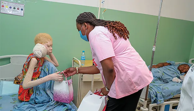 Edições Novembro leva solidariedade a doentes oncológicos