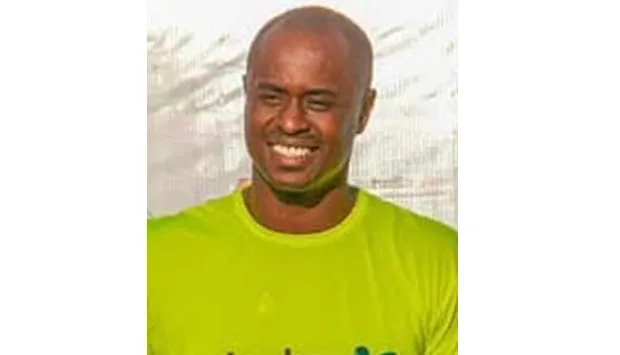 Holua ergue troféu da Meia-Maratona
