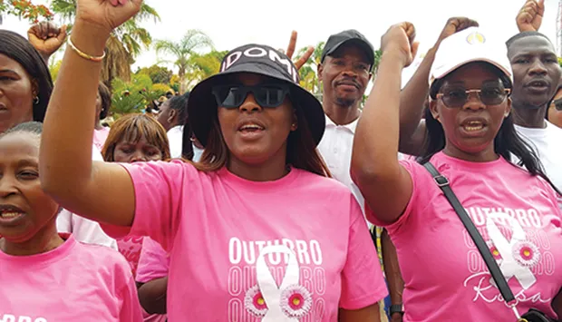 Várias mulheres marcham contra o cancro da mama