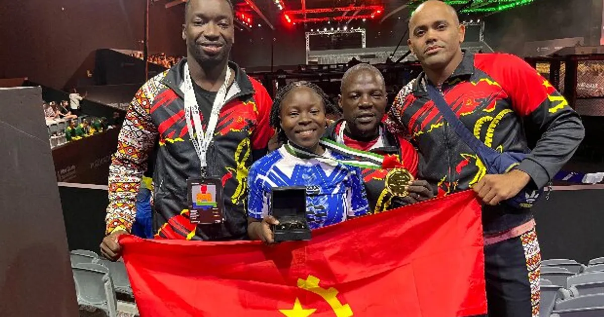 Stélvia de ouro e Gisela de prata no Mundial Juvenil de MMA