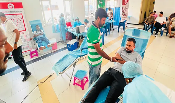 Comunidade indiana doa bolsas de sangue ao INS
