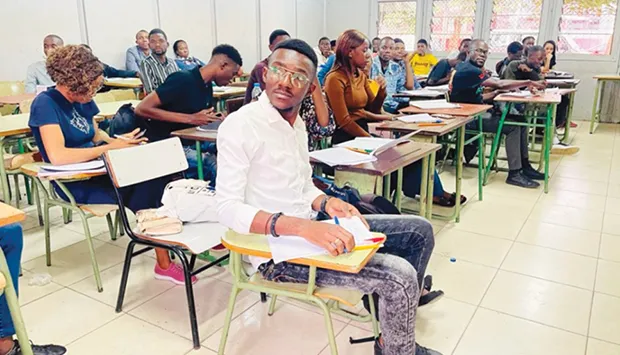 Jovens frequentam curso preparatório