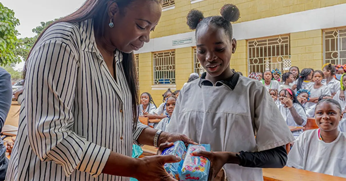 Escolas de Viana e Cacuaco recebem kits de higiene menstrual