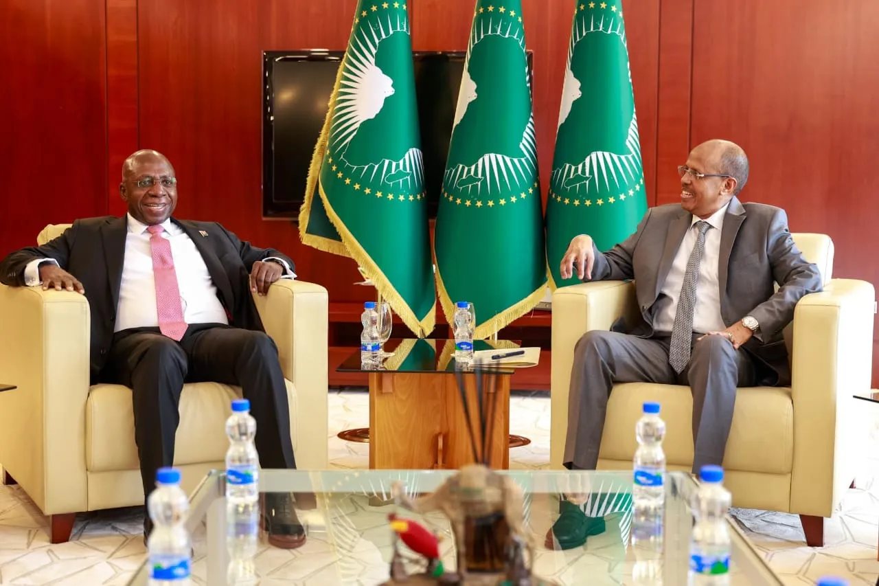Téte António e Mahmoud Ali Youssouf abordam preparativos da cimeira em Luanda