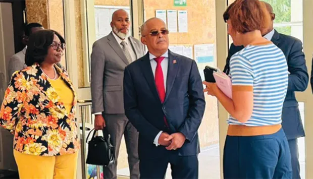 Ministra visita instituto de produção de vacinas