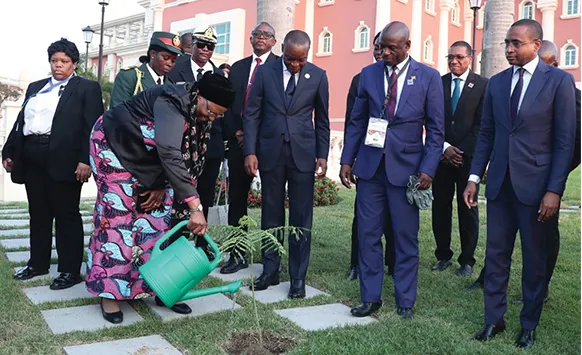 Netumbo Nandi-Ndaitwah planta acácia no jardim do Parlamento durante visita de Estado a Angola; Luanda também analisou cooperação bilateral com o Rwanda