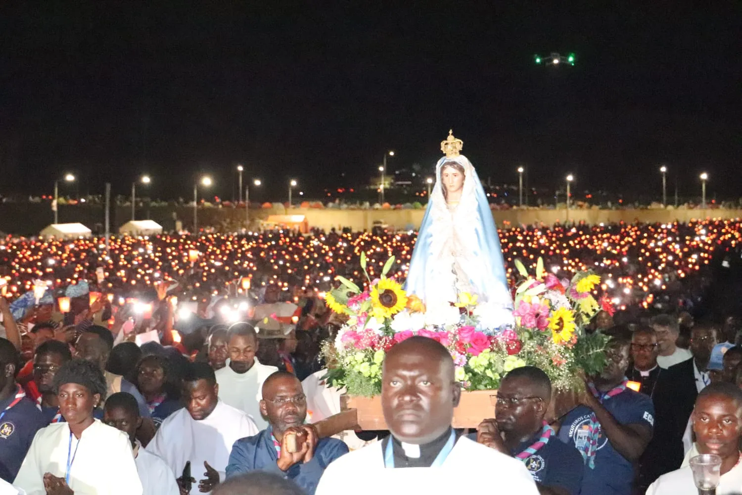 Imagem da Mamã Muxima recebida com cânticos e fogo de artifício