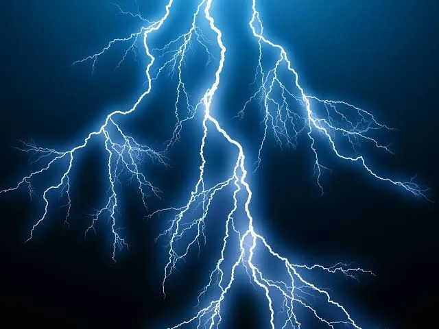 Descarga eléctrica atinge paiol e causa danos no Luena
