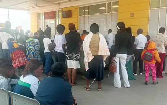 Cidadãos em Luanda passam a noite ao relento para obter o Bilhete de Identidade