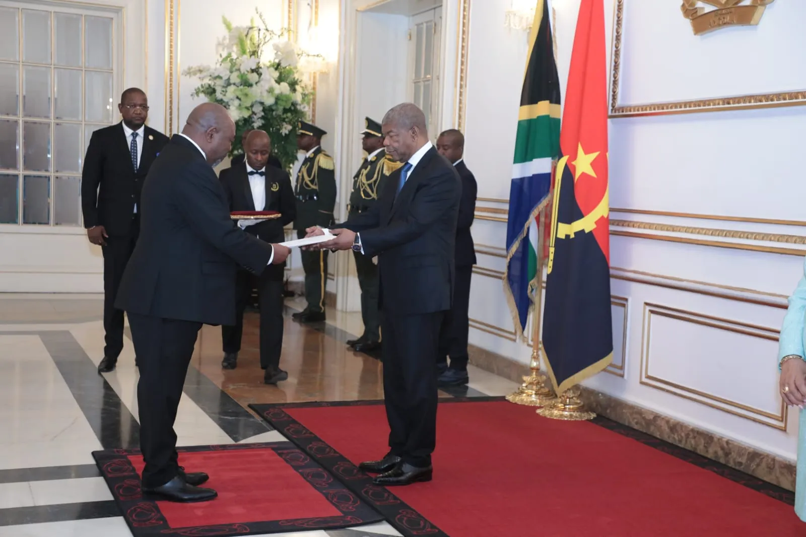 João Lourenço recebe cinco embaixadores