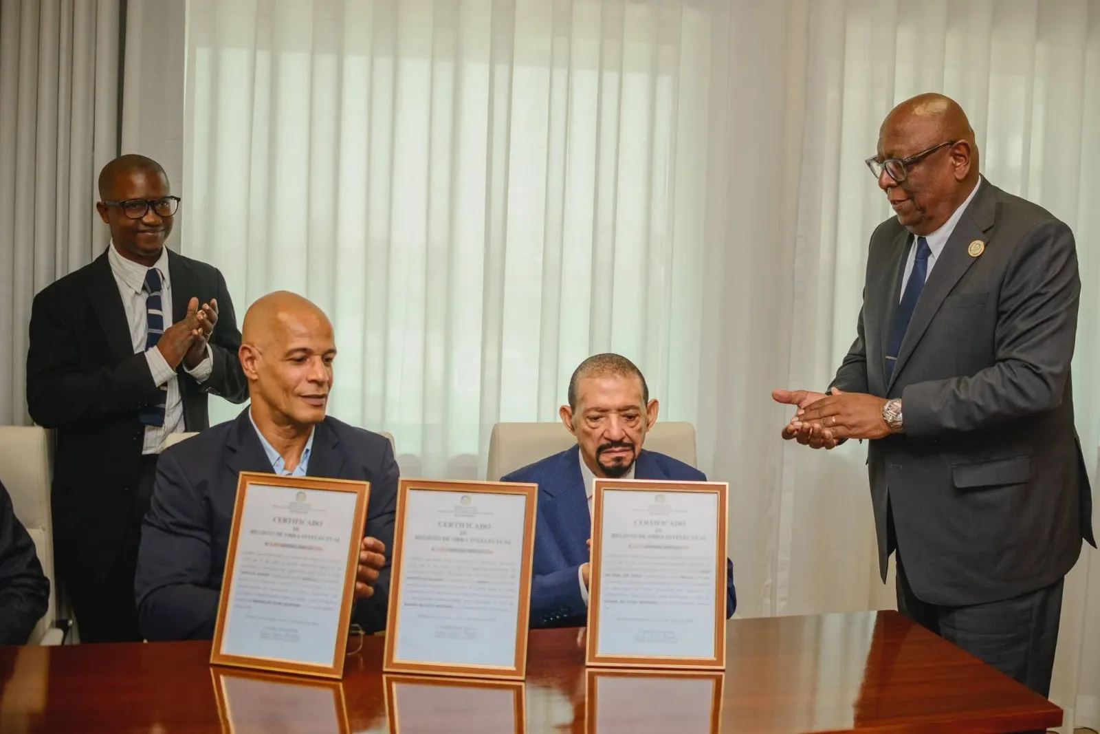 Manuel Rui Monteiro recebe certificados de registo de três obras