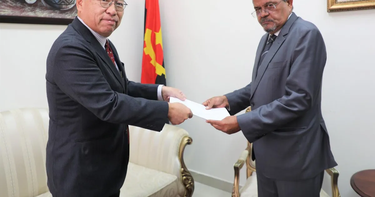 Novo embaixador do Japão em Angola entrega Cartas Figuradas ao MIREX