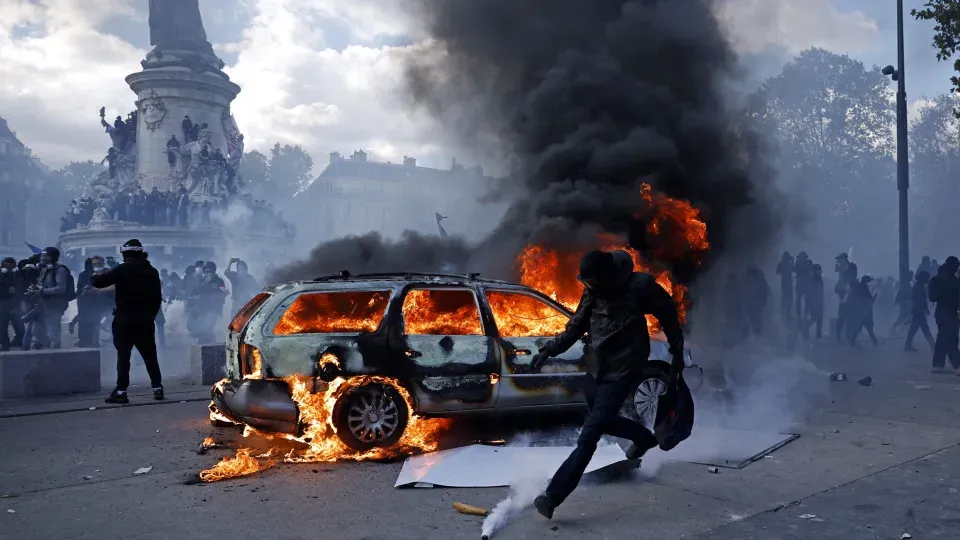 Protestos em França resultam em confrontos entre policia e manifestantes