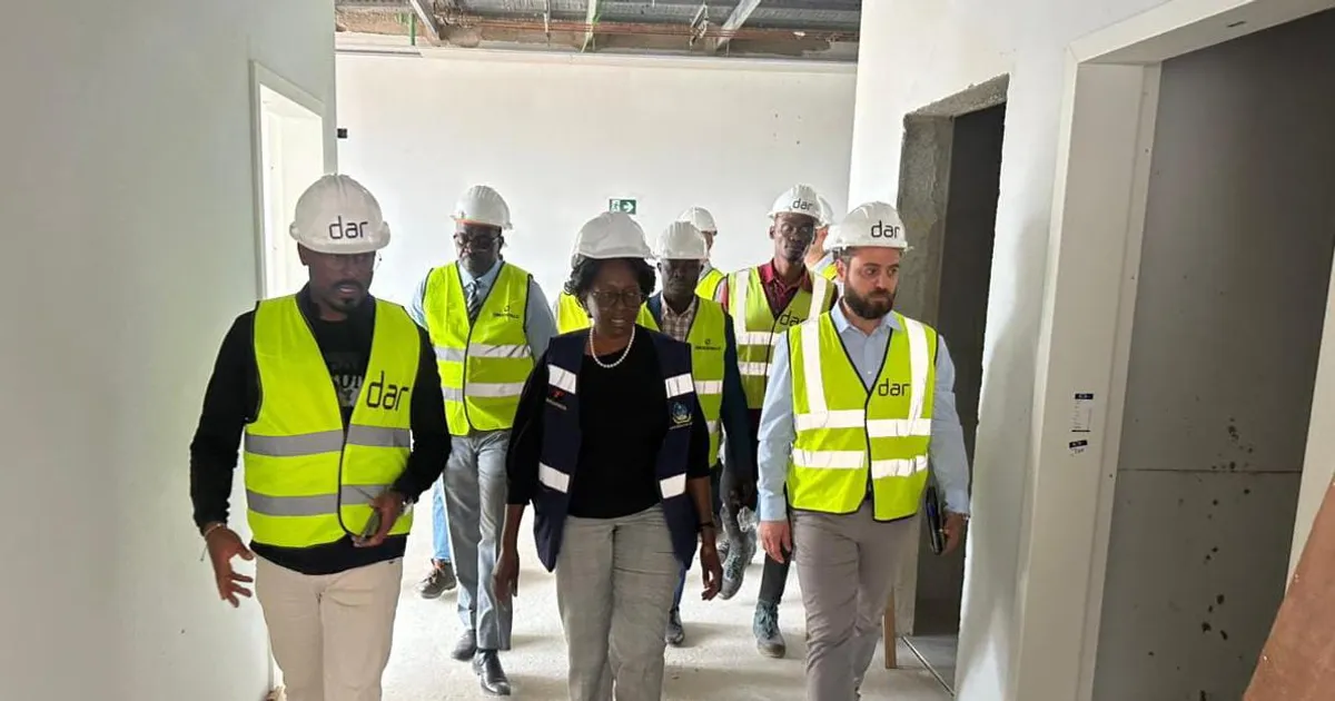 Ministra da Saúde avalia obras do Hospital dos Queimados no Kilamba