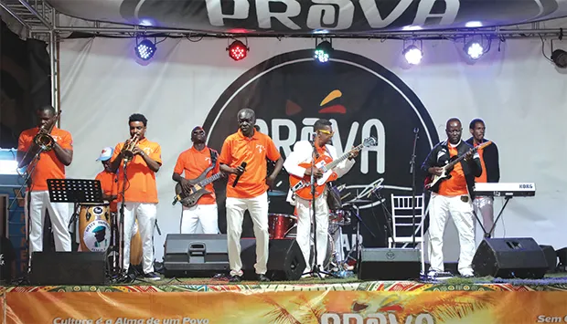 Mizangala DT e Suzanito revivem clássicos em palco