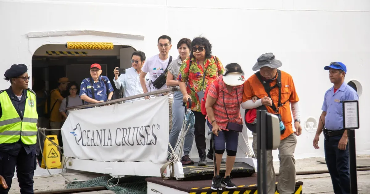 Navio de Cruzeiro com 593 turistas atraca no Porto de Luanda