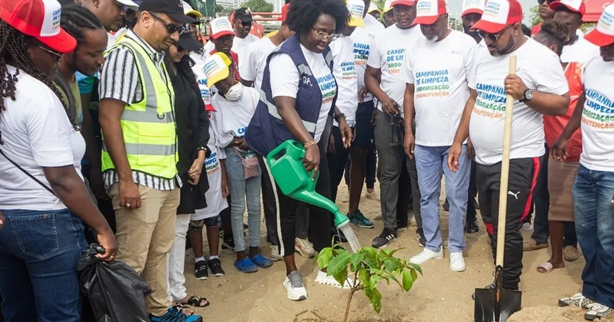 Administração da Ingombota realiza campanha de limpeza e arborização