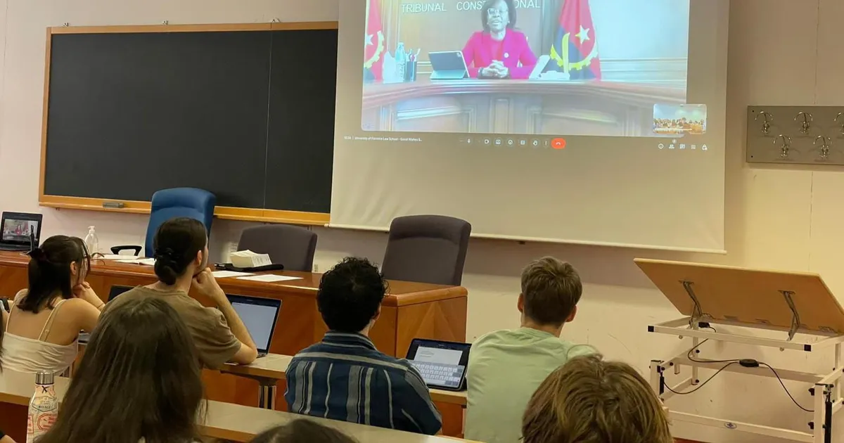 Laurinha Cardoso interage com estudantes da Universidade de Florença na Itália