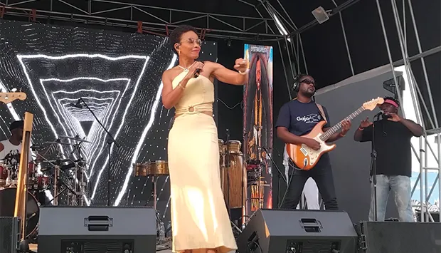 Yola Semedo mostra autenticidade ao interpretar os maiores sucessos