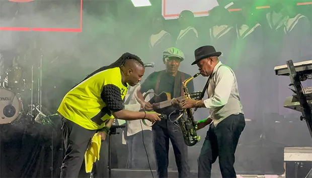 Phathar Mak e amigos juntos em concerto comemorativo