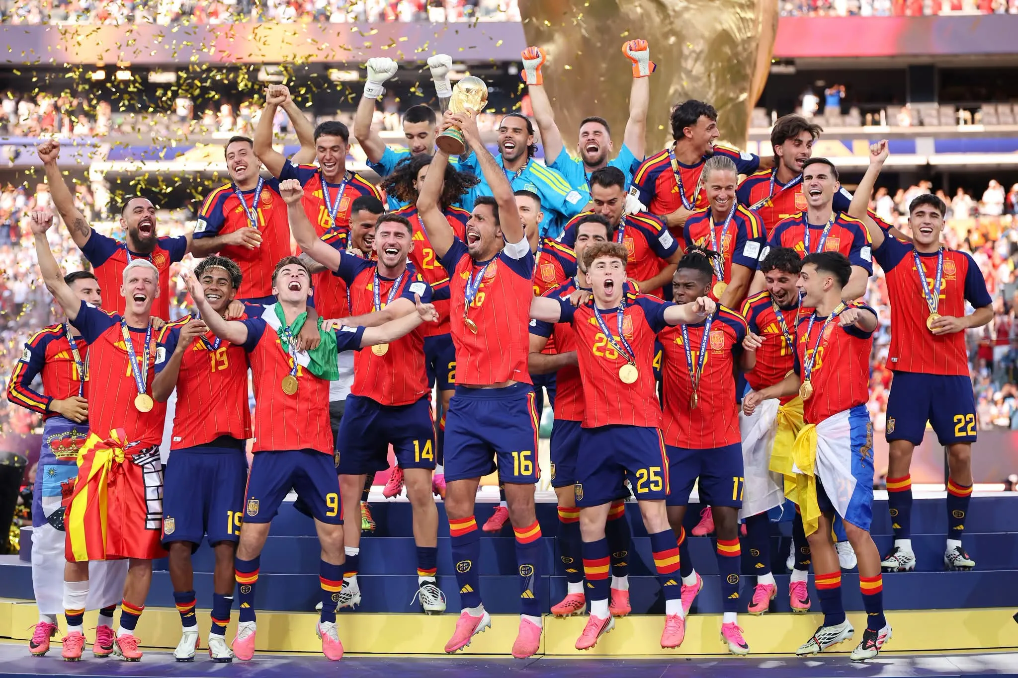Espanha conquista bicampeonato mundial de futebol ao vencer Argentina (1-0)