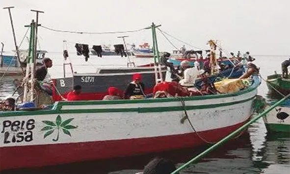 Vinte e dois marinheiros resgatados com vida após naufrágio