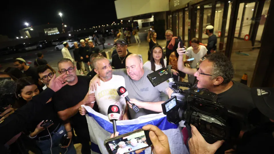 Israel quer condecorar passageiros que impediram tentativa de homicídio no vôo FlyDubai