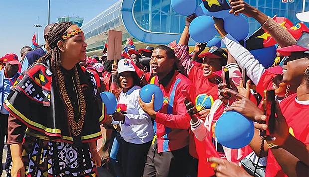 Mara Quiosa anota inquietações de jovens num encontro com centena de organizações