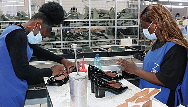 Fábrica no Bengo produz dois mil pares de sapatos e chinelos por dia