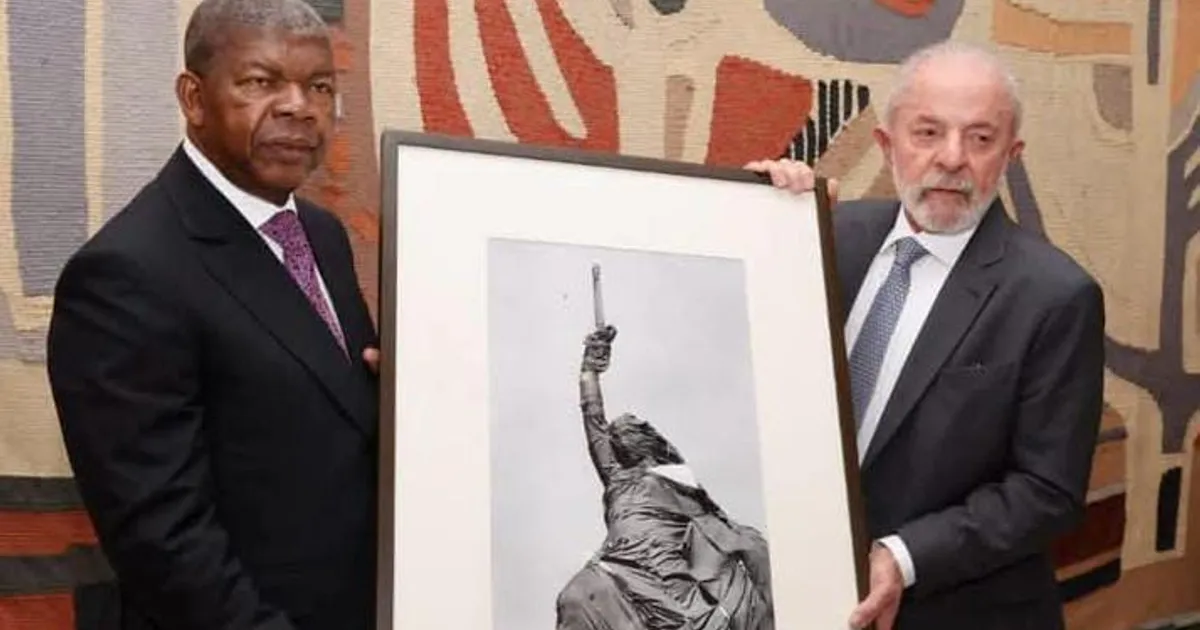 Chefe de Estado presenteado com fotografia de um dos fotojornalista mais premeado do mundo