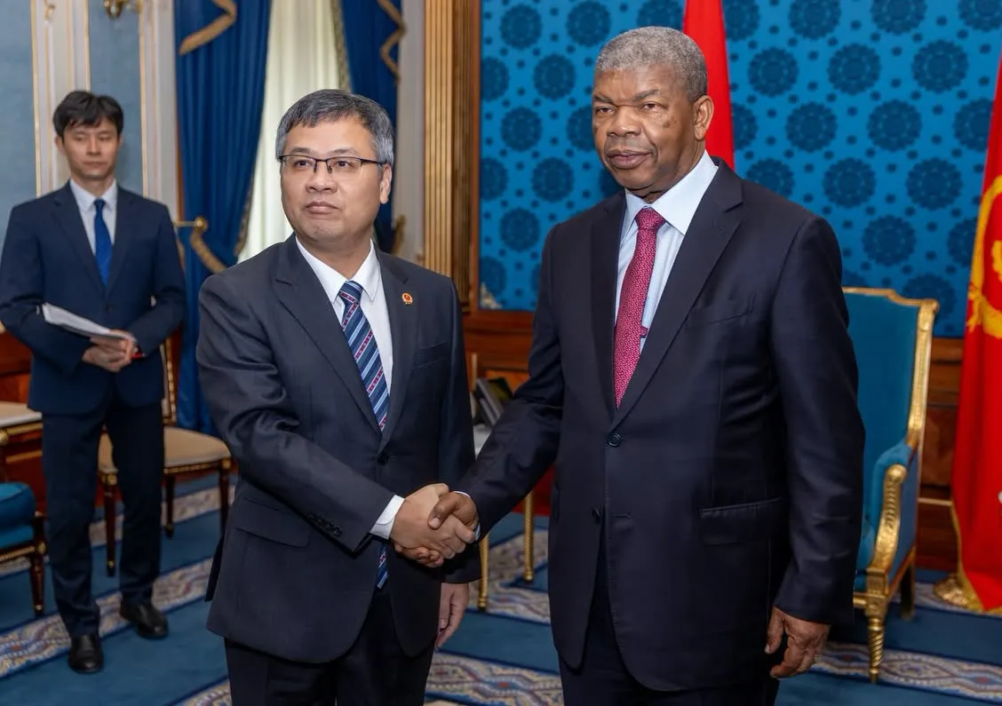 João Lourenço recebe cumprimentos de despedida do embaixador do Vietname