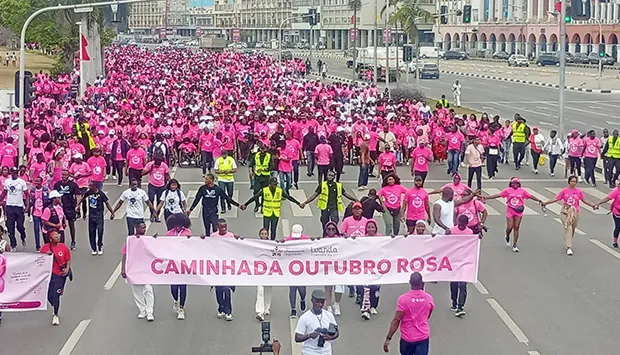 Mara Quiosa apela ao rastreio do cancro da mama durante marcha Outubro Rosa em Luanda; relatos divergem sobre dimensão da mobilização